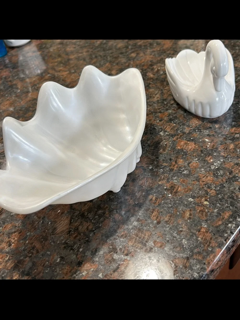 Set of 2 White Plastic Swan Trinket Dish & Shell Bowl Set